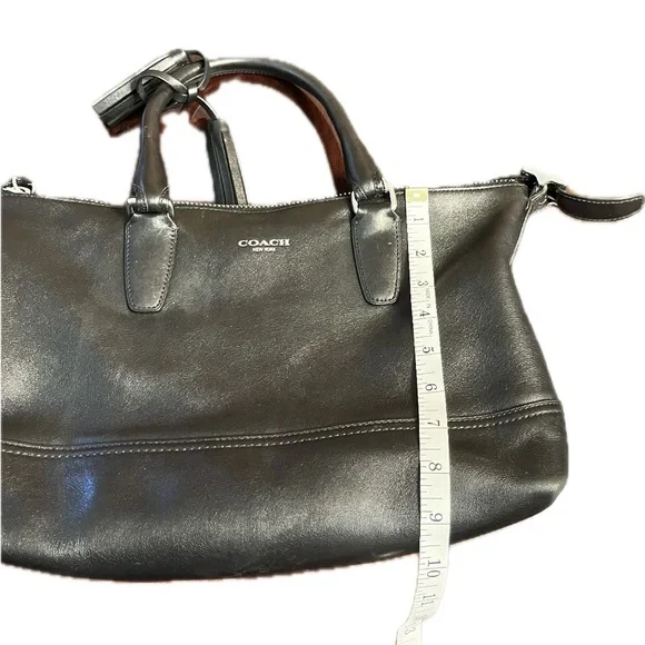 Coach Woman’s purse bag black silver zippers adjustable strap travel luxury - Picture 9 of 10